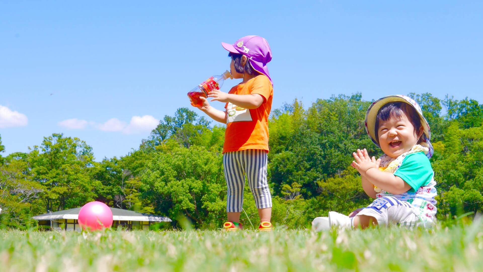 松阪市中部台運動公園の広場で遊ぶ子ども2人