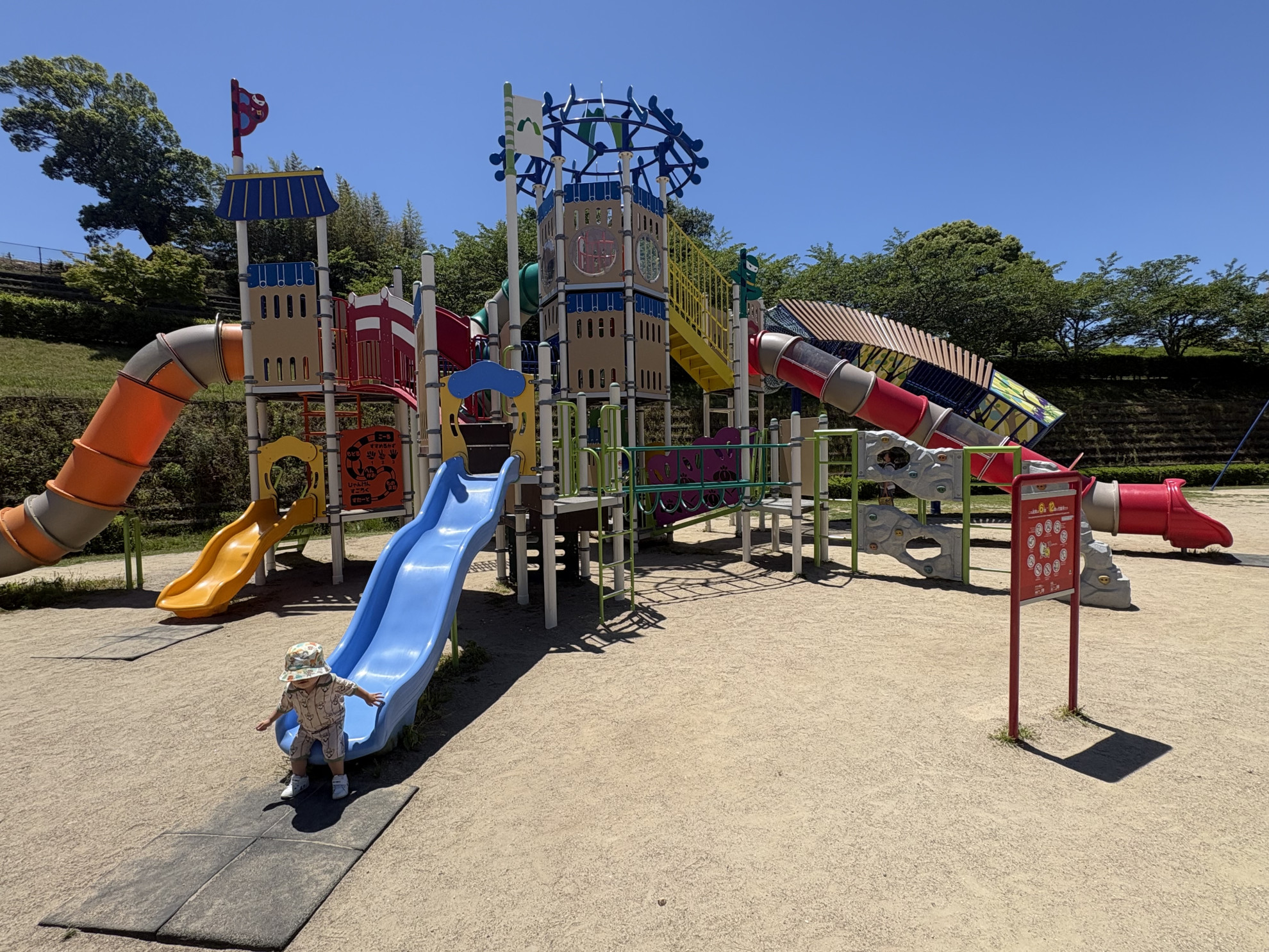 亀山城をイメージした大型複合遊具