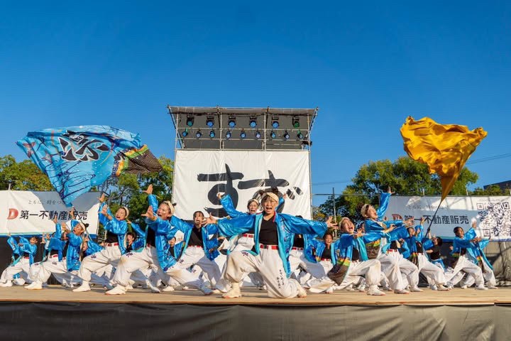 よさこいを踊っている様子