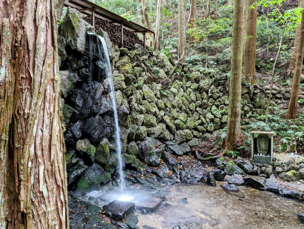 天の岩戸(恵利原の水穴)